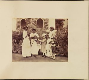 Kaukasische Kinder mit Ayahs von Willoughby Wallace Hooper