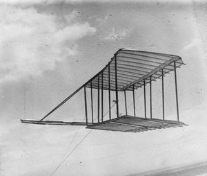 Ansicht eines Gleiters, der als Drachen fliegt, 1900