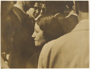 [Frau in einer Menschenmenge] von Yasuo Kuniyoshi