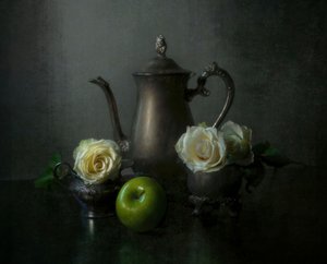 Silberne Teekanne weiße Rosen