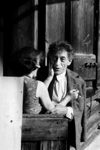 Alberto Giacometti in seinem Heim-Atelier mit seiner Frau Annette Arm (s/w Foto)