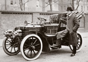 C S Rolls neben einem 20 PS Panhard-Motorwagen stehend von Ferdinand Georg Waldmuller
