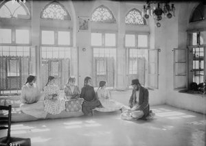 Kinder und Lehrer in einer Samaritanerschule in Nablus, ca. 1920