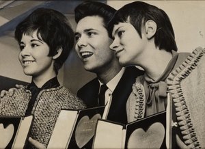 Cliff Richard (geboren 1940), Rita Tushingham (geboren 1942) und Helen Shapiro (geboren 1946)