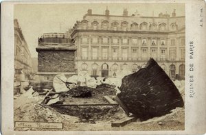 Kommune von Paris (1871): Ruinen auf dem Place Vendôme in Paris. Fotografie 1871. Dim.16,5x10,8 cm von Frederick (attr. to) Barnard
