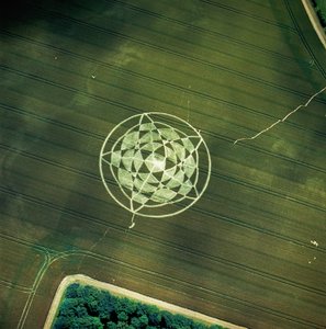 Kornkreis im Weizenfeld, Avebury Henge, Wiltshire, 22. Juni 2002 (Luftaufnahme)
