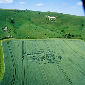 Kornkreis im Weizenfeld, Milk Hill, Alton Priors, Vale of Pewsey, Wiltshire