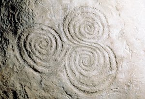 Detail der kurvilinearen Felsgravuren im Newgrange Passage Tomb aus der Steinzeit