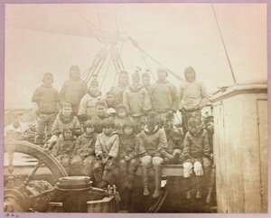 Arktische Expedition (1875-1876) des Kapitäns George Nares (1831-1915): Gruppe von Einheimischen auf der 