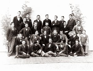 Gruppenporträt von Schülern im dritten Jahr der Oberschule