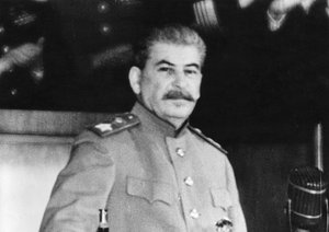 Joseph Stalin während einer Rede, in der er Japan als Aggressornation brandmarkt, Anfang 1945