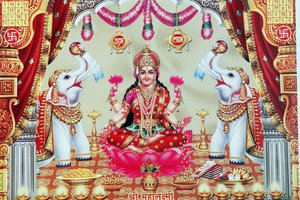 Lakshmi, die Frau von Vishnu, ist Göttin des Wohlstands, des Glücks und der Schönheit von . .