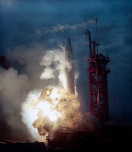 Trägerraketen, USA Rakete explodiert auf der Startrampe, frühe 1960er Jahre von Frederick (attr. to) Barnard