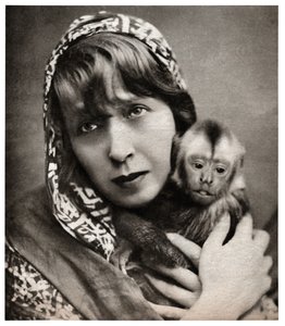 Mistinguett mit einem kleinen Affen