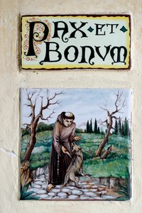 Pax et Bonum: Lateinisches Motto und Gruß, verbreitet unter Franziskanern und in der Katholizität. Monterosso al Mare. Italien.