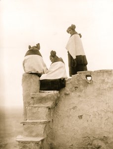Drei Hopi-Frauen oben auf Adobe-Stufen, New Mexico 1906 (Foto)