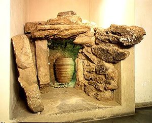 Rekonstruktion eines etruskischen Grabes mit einer Urne von after Etruscan