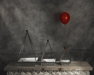 Roter Ballon mit geometrischen Pflanzgefäßen