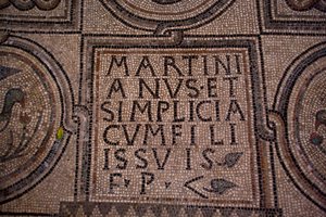 Detail einer Inschrift (Mosaik) von School Italian