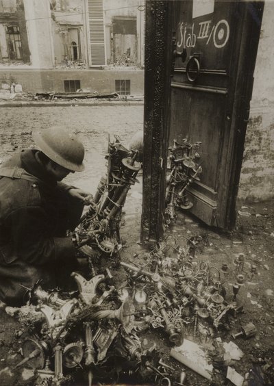 Cambrai, Kerzenhalter in Bündeln gebunden, bereit zur Entfernung durch die Deutschen, aber zurückgelassen von (after) English photographer