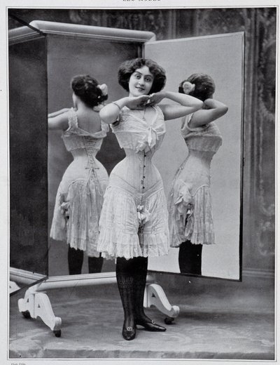 Modell präsentiert das Thylda-Korsett, Foto Félix - in „Les Modes“, Dez. 1907. von (after) Felix Studio