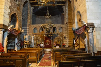Innenraum der Sankt-Mercurius-Kirche Abu Sefein in Alt-Kairo, historische koptisch-orthodoxe Kirche mit Ikonen und hölzerner Ikonostase. von Albert Mansour