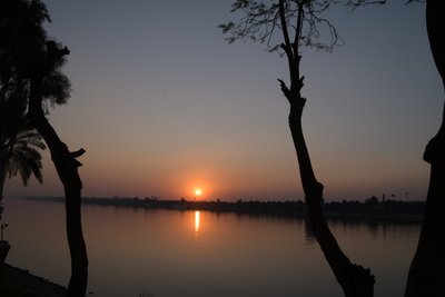 Goldene Sonnenuntergangsreflexionen auf einem ruhigen Fluss von Albert Mansour