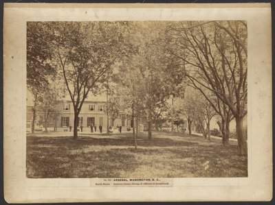 Nr. 242. Arsenal, Washington, D.C., Nordfront. Innenhof. Gruppe von Offizieren im Vordergrund. von A.J. Russell