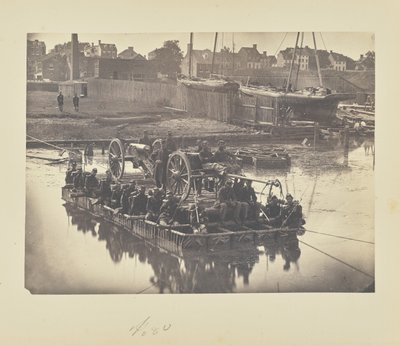 Floß aus Deckenbooten, das Feldartillerie und Männer über den Potomac River befördert von A.J. Russell