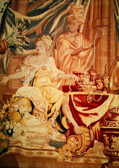Asien, aus einem Wandteppich der vier Ecken der Welt, Detail einer allegorischen Figur, die sich mit Juwelen schmückt, erste Hälfte des 18. Jahrhunderts (Detail) von A. Baertams