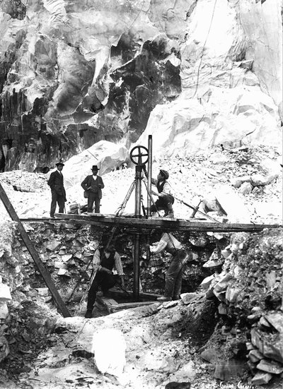 Einige Ausgräber bei der Arbeit in einem Marmorbruch in den Apuanischen Alpen, Toskana von A. Corsini