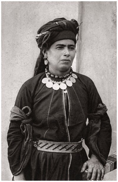Kurdische Dame in ihrer besten Tracht, Irak, 1925 von A. Kerim