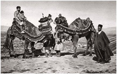 Pilger mit ihren Kamelen auf dem Weg nach Karbala, Irak, 1925 von A. Kerim