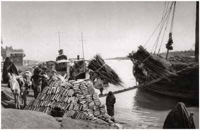 Entladen von Fracht von einem Boot, Muhaila, Bagdad, Irak, 1925 von A. Kerim