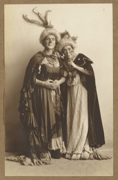 Mann und Frau in Kostümen mit Federhüten von A. Louis Mojonier