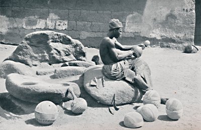 Ein Yoruba-Mann graviert Ton-Schalen und Wasserkrüge, Lagos Hinterland, Südnigeria, 1912 von A. W. Gelston