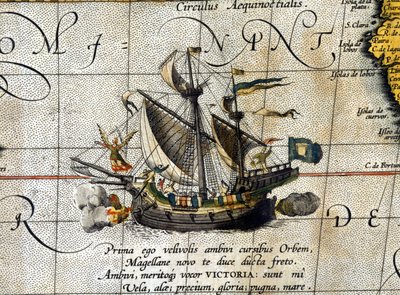 Magellans Schiff "Victoria", das den Pazifik durchquerte, dargestellt im niederländischen Atlas von Abraham Ortelius (1580) von Abraham Ortelius