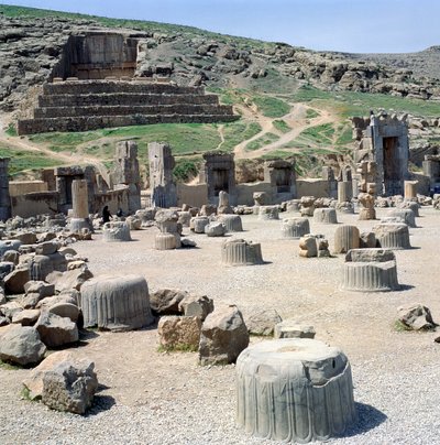 Hundert-Säulen-Halle mit dem Grab von entweder Artaxerxes II oder Artaxerxes III im Hintergrund von Achaemenid