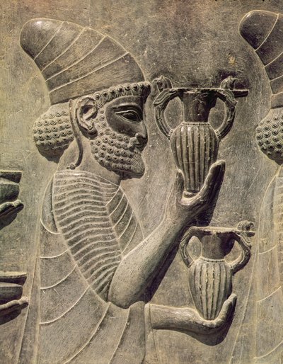 Phönizier trägt zwei Vasen als Opfergabe, Detail des Relief-Frieses auf der östlichen Treppe zur Apadana, Achämenidenzeit, ca. 515 v. Chr. von Achaemenid