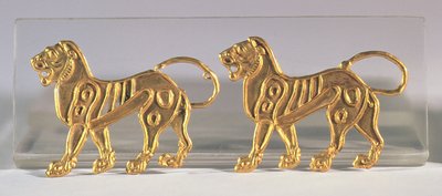 Zwei Löwensequenzen, die auf zeremonielle Roben genäht wurden, aus Hamadan, ca. 5.-4. Jahrhundert v. Chr. von Achaemenid