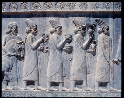 Ansicht der Reliefs der östlichen Treppen: Assyrische Botschafter bringen Gaben und Geschenke von Achaemenid
