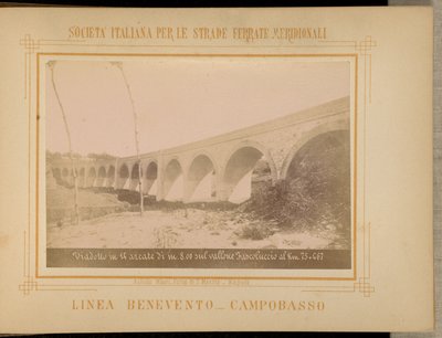 Viadukt in 14 Bögen von 8,00 Metern über das Fascoluccio-Tal bei Kilometer 75 + 467 von Achille Mauri