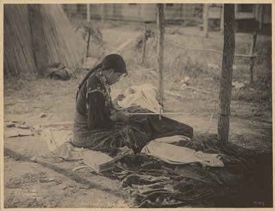 [Frau der Meskwaki-Nation beim Perlenarbeiten] von Adolph F. Muhr