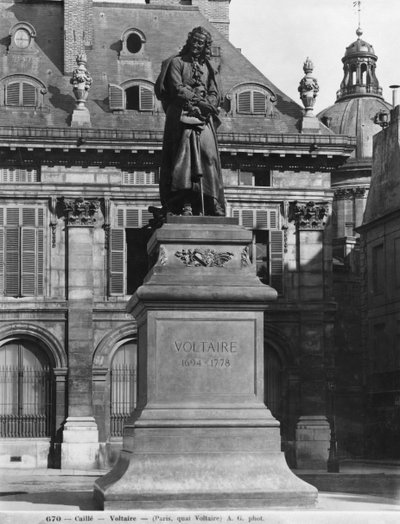 Statue von Voltaire von Joseph Michel Caille (1836-81) Quai Voltaire, späte 19. Jahrhundert von Adolphe Giraudon