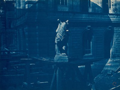 Skulptur eines Greifen auf einer Baustelle in Marseille von Adolphe Terris