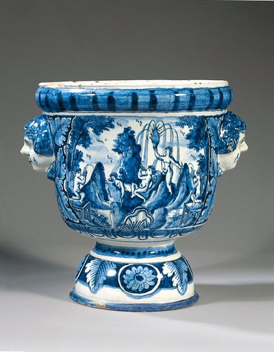 Delfter blau-weißer zweihandiger mythologischer Gartenpokal von Adriaen (fl.1868 d.1701) (attr.to) Kocks