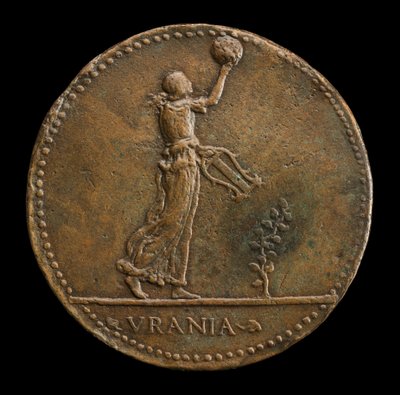 Urania geht nach rechts, hält einen Globus und eine Lyra [Rückseite], 1488 oder später von Adriano Fiorentino