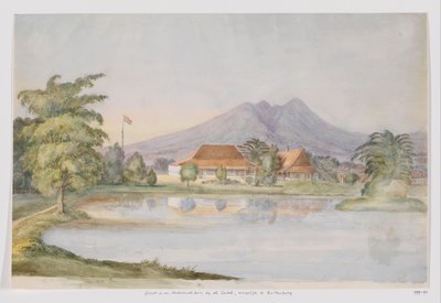 Ansicht eines Hauses mit niederländischer Flagge und Teich vor einem Berg, West-Java von Adrianus Johannes Bik