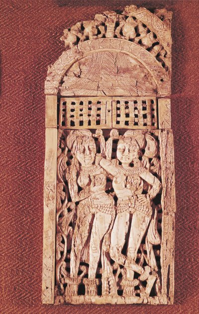 Indische geschnitzte Tafel mit zwei weiblichen Figuren unter einem Torana, aus Begram, Afghanistan, 1.-2. Jahrhundert von Afghan School