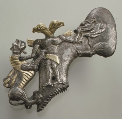 Axtkopf mit Schaftloch und vogelköpfigem Dämon, Eber und Drache, ca. spätes 3. bis frühes 2. Jahrtausend v. Chr. von Age Bronze